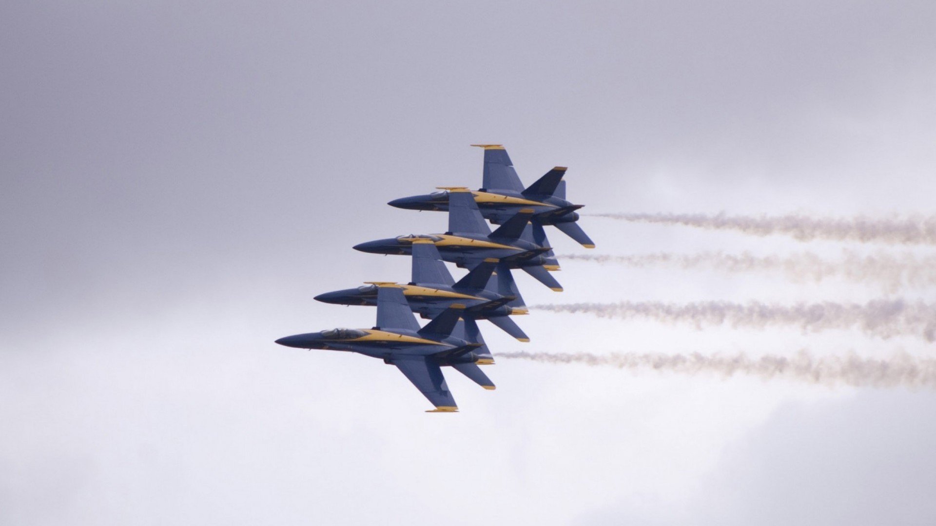 B体育中国官方平台-现场气氛热烈，球迷热情加油助威！，球场上人声鼎沸,大家都在为各自的队伍加油助威