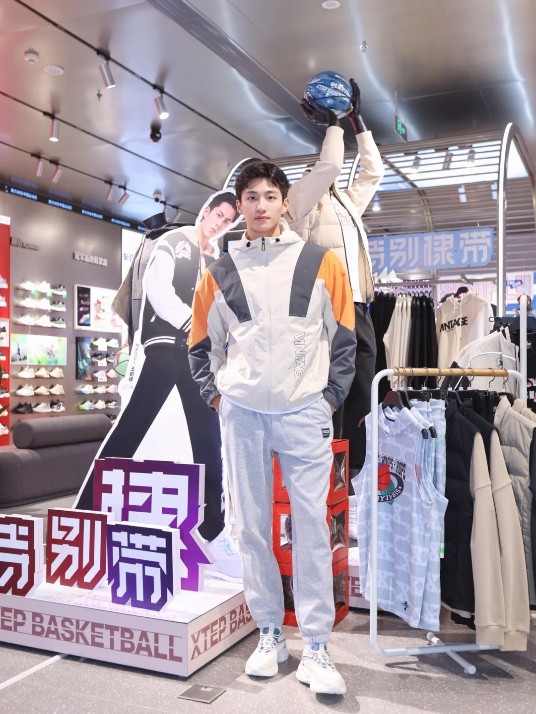 B体育官网：篮球装备消费趋势：个性化定制与国潮崛起