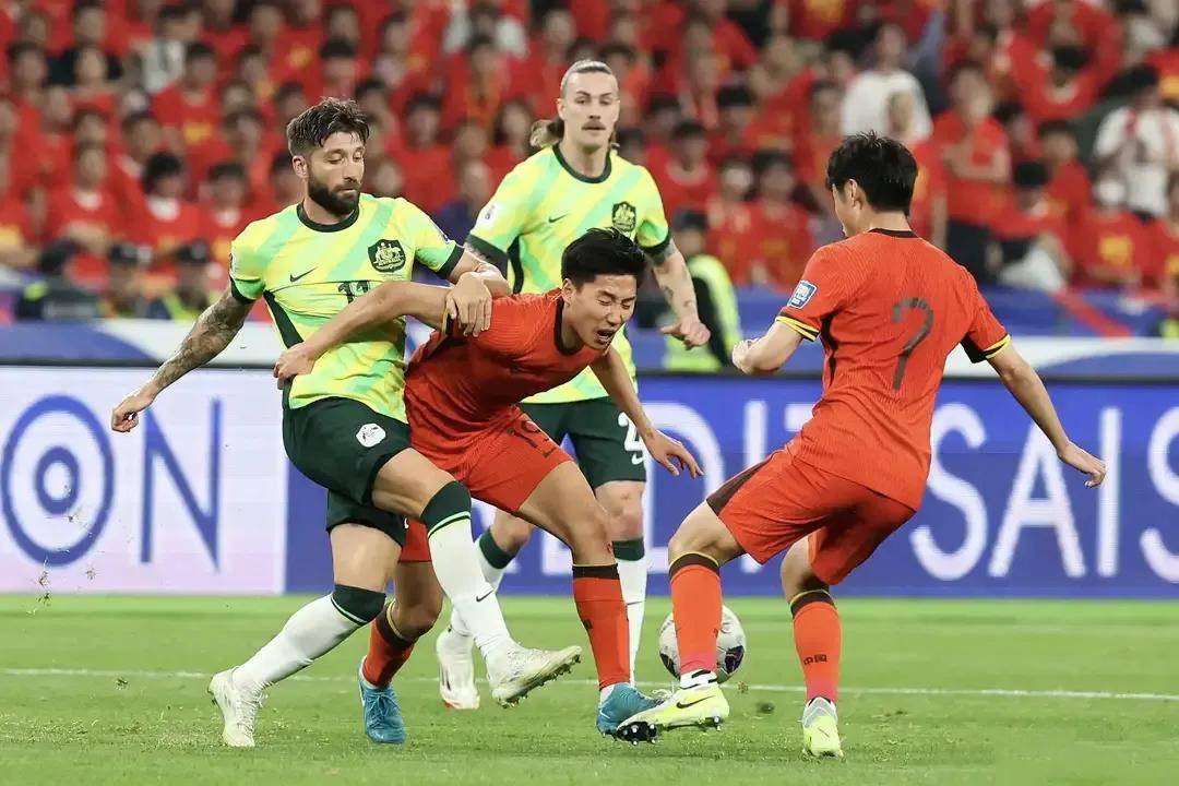 B体育APP:中国足球归化球员“水土不服”，球迷：他们是“来中国旅游”的吗？的简单介绍