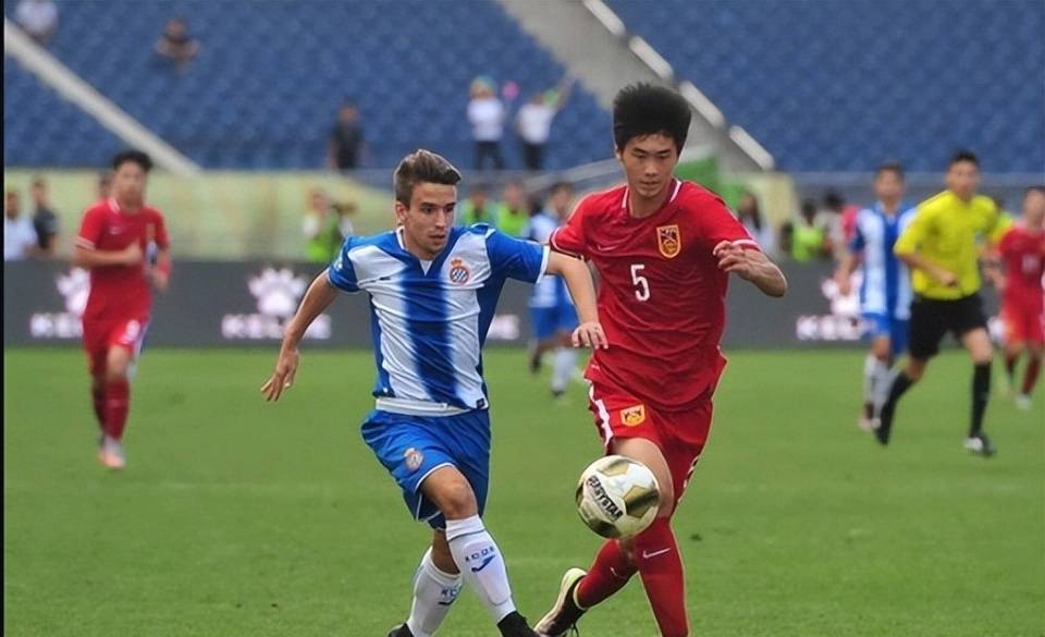 B体育APP:中国足球留洋球员：在欧洲联赛努力拼搏，展现中国球员风采的简单介绍