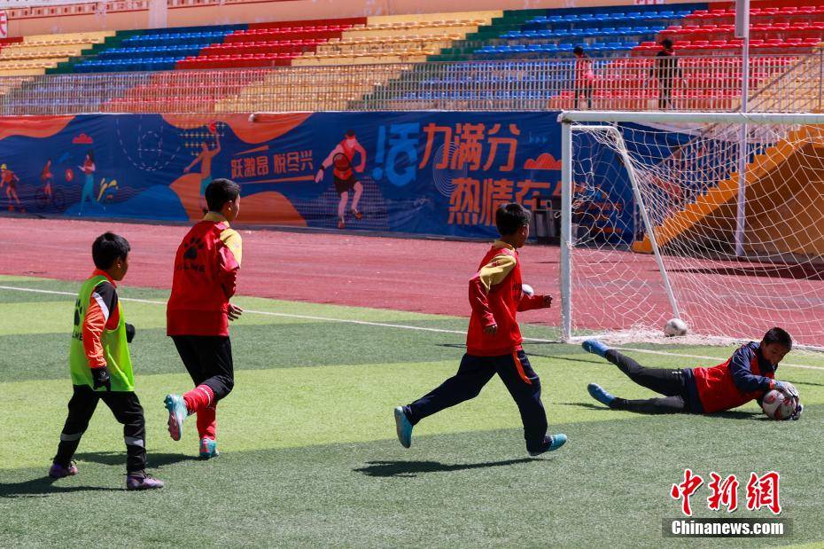 B体育APP:中国足球青训基地举办足球夏令营：培养青少年足球兴趣的简单介绍